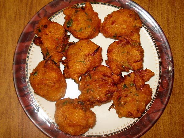 aloo moong dal bonda 