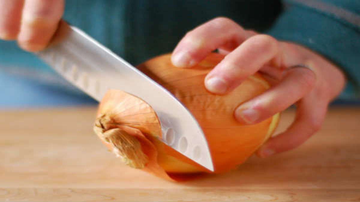 கண்ணீர் வராமல் வெங்காயம் வெட்ட ஆசையா? அப்ப இத படிங்க... How to Chop