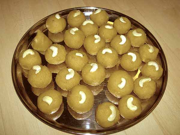 பாசிப்பருப்பு நெய் உருண்டை
