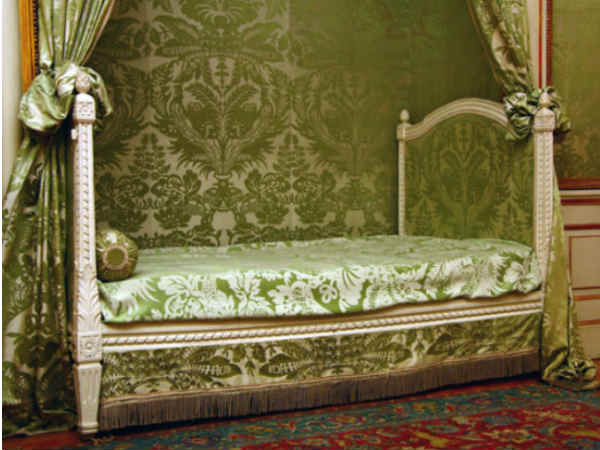 படுக்கை அறையை ரொமான்டிக்காக அலங்கரிக்க சில டிப்ஸ்.... | Add Romance To