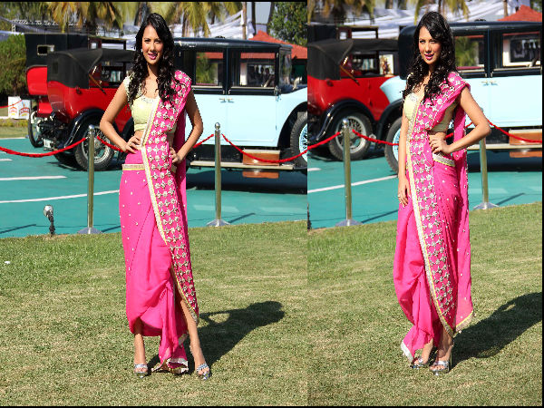 பிங்க் உடையில் மாடல்