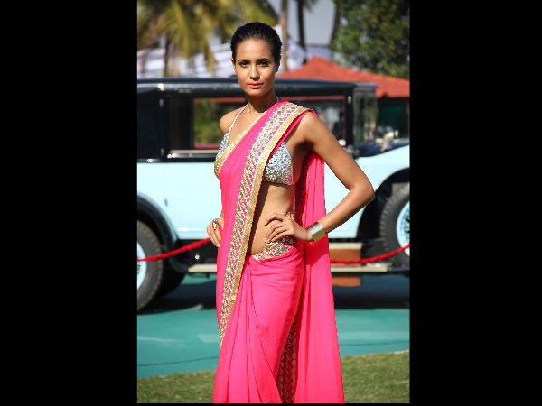 ப்ளைன் பிங்க் நிற புடவை