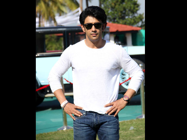 வெள்ளை நிற உடையில் அமித்