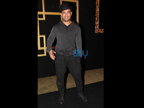 புன்னகையுடன் ஆமீர் கான்