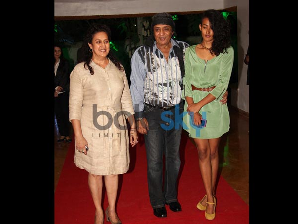 கண்காட்சியில் ரஞ்சீத் 