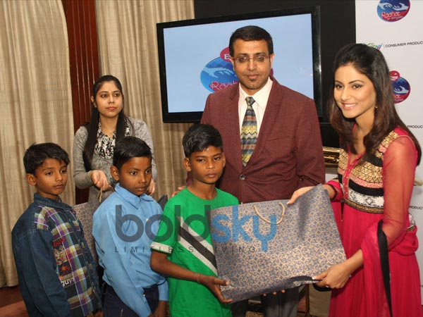 புன்னகையில் ஹினா