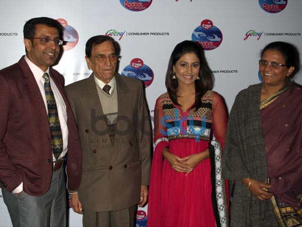 அதிகாரிகளுடன் ஹினா கான்