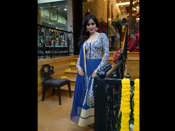 நீல உடையில் நேகா