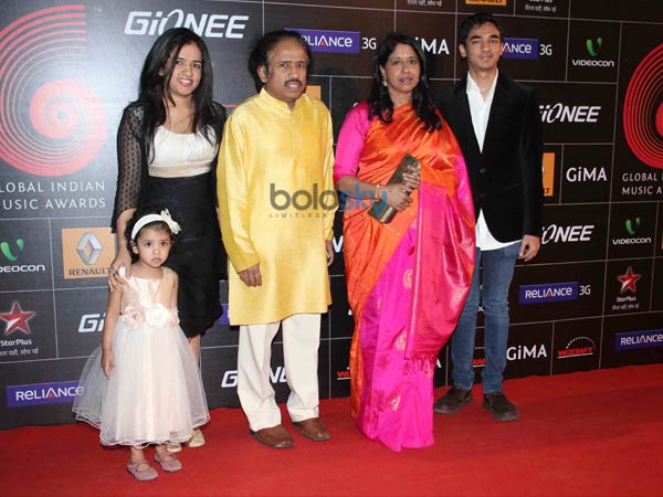 குடும்பத்துடன் கவிதா கிருஷ்ணமூர்த்தி