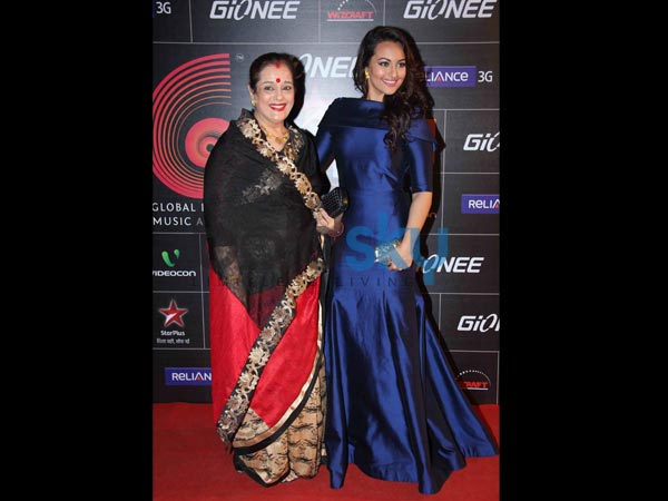 அம்மாவுடன் சோனாக்ஷி