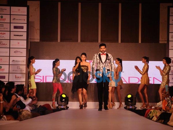 ராம்ப் வாக் நடந்த ஜெயம் ரவி