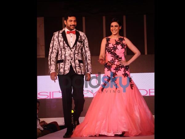 புன்னகையில் ஜெயம் ரவி மற்றும் ஜெனிலியா