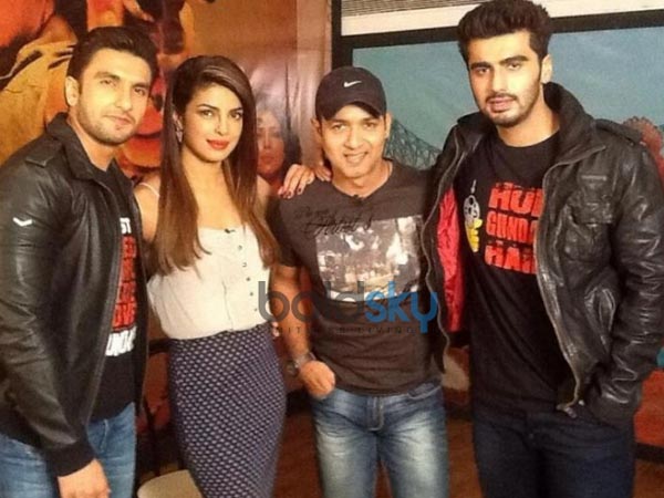 மீண்டும் ஸ்கர்ட்டில் பிரியங்கா