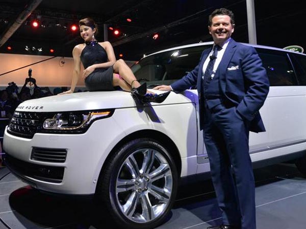 காரின் மேல் பிரியங்கா சோப்ரா