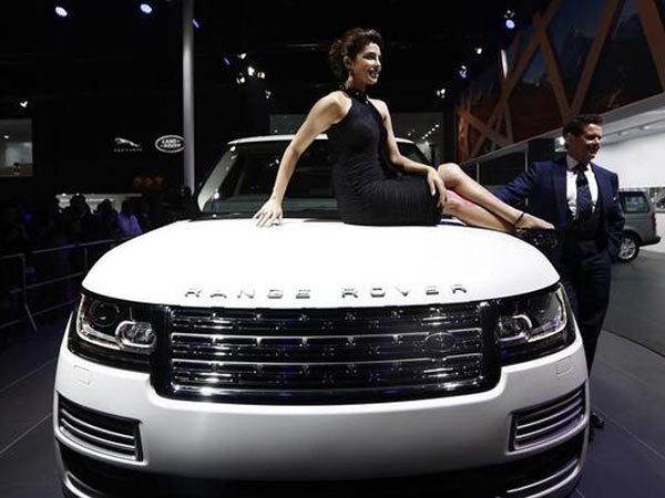 ரேஞ்ச் ரோவர் எல்.பி.டபிள்யூவின் மேல் பிரியங்கா