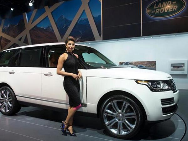 ரேஞ்ச் ரோவர் காரின் அருகில் பிரியங்கா சோப்ரா