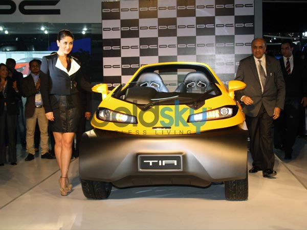 மஞ்சள் நிற காரின் அருகே கரீனா