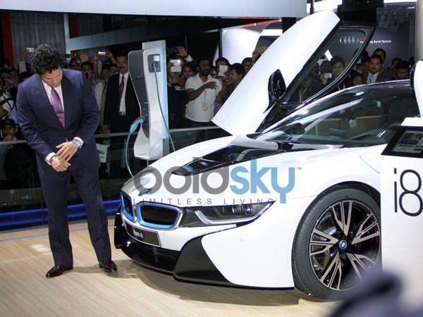 காரை பார்க்கும் சச்சின்