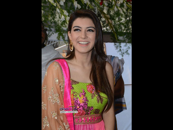 புன்னகையில் ஹன்சிகா