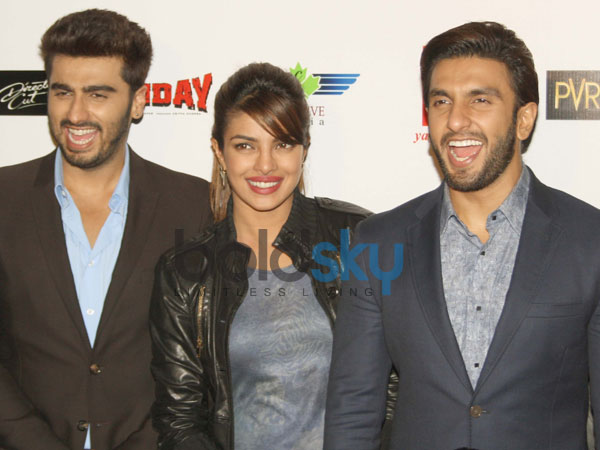 புன்னகையுடன் ரன்வீர், அர்ஜூன் கபூர் மற்றும் பிரியங்கா