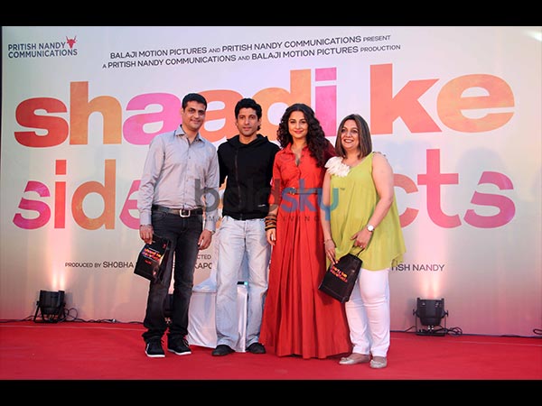 மேடையில் ஒன்றாக போஸ்