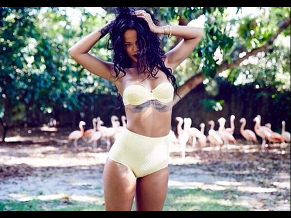 ஸ்ட்ராப்லெஸ் பிராவில் ரிஹானா