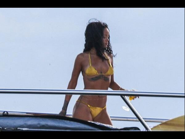 கோல்டன் பிகினியில் ரிஹானா