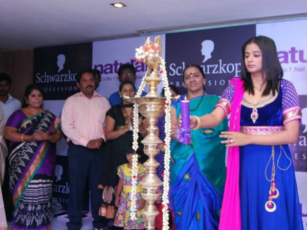 நேச்சுரல்ஸ் சலூனின் திறப்பு விழாவில் விளக்கேற்றிய பிரியாமணி