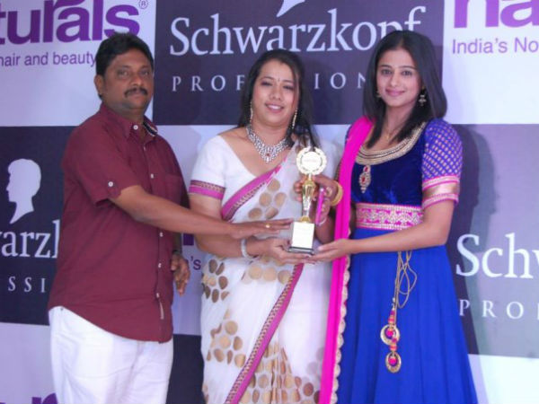 பிங்க் மற்றும் நீலம் கலந்த சுடிதாரில் பிரியாமணி