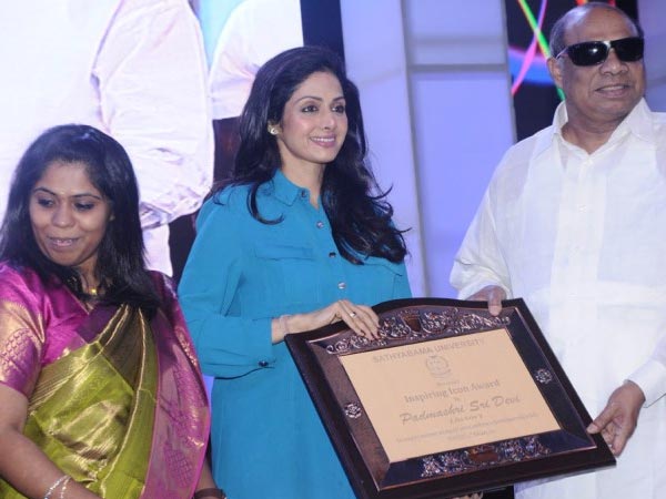 விருதினை வாங்கும் ஸ்ரீதேவி