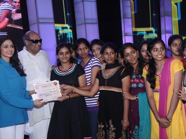 மாணவிகளுக்கு சான்றிதழ் வழங்கிய ஸ்ரீதேவி