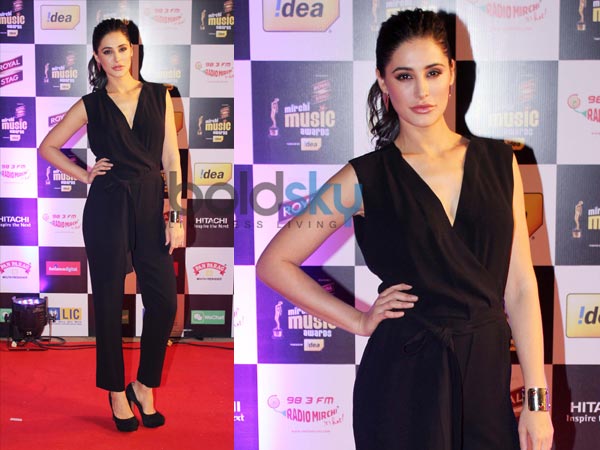 கருப்பு நிற உடையில் நர்கிஸ் பக்ரி 