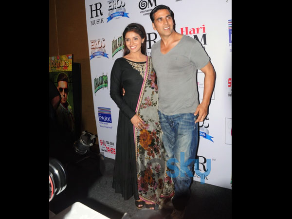 அக்ஷய் குமாருடன் அசின் 