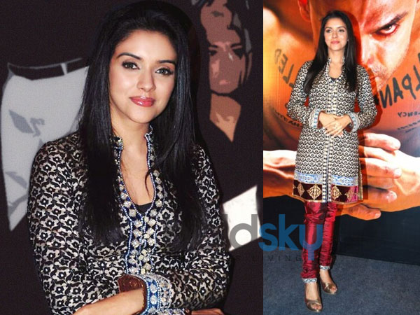 கருப்பு நிற குர்தாவில் அசின் 