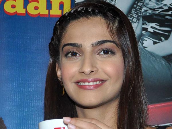 அளவான மேக் அப்பில் சோனம் கபூர்