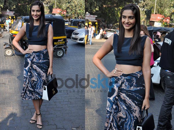 நீல நிற பிரிண்டட் உடையில் சோனம் கபூர்