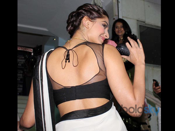 ஷீர் ஜாக்கெட்டில் சோனம்