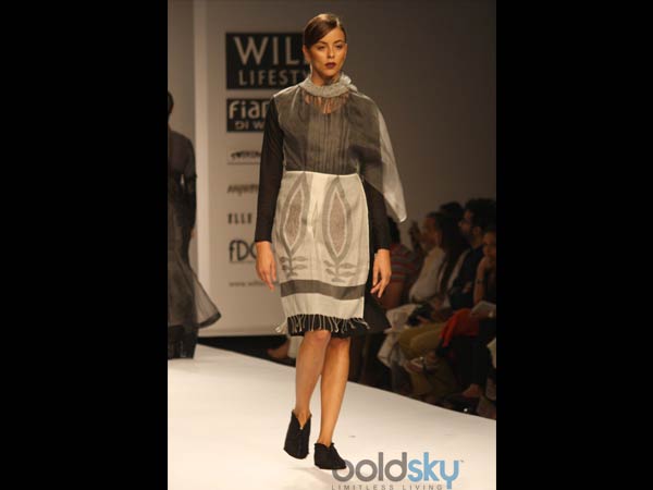 சாம்பல் மற்றும் கருப்பு நிற உடை