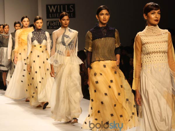 ராம்ப் வாக் செய்த மாடல்கள்