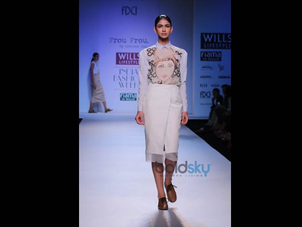 முக பிரிண்ட் போடப்பட்ட டாப்ஸ்