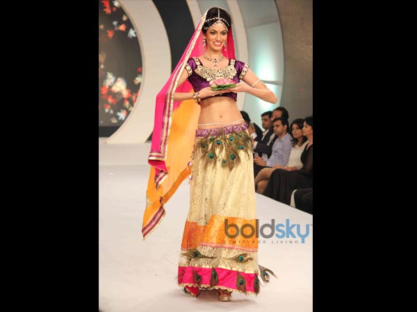 மணப்பெண் தோற்றத்தில் அழகி