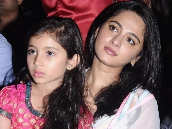 குட்டிப் பாப்பா சாராவுடன் அனுஷ்கா