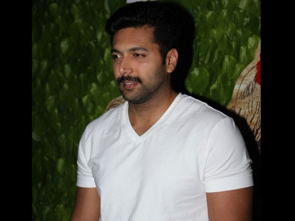 வெள்ளை நிற டி-சர்ட்டில் ஜெயம் ரவி