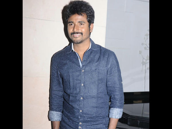 அடர் நீல நிற உடையில் சிவகார்த்திகேயன்