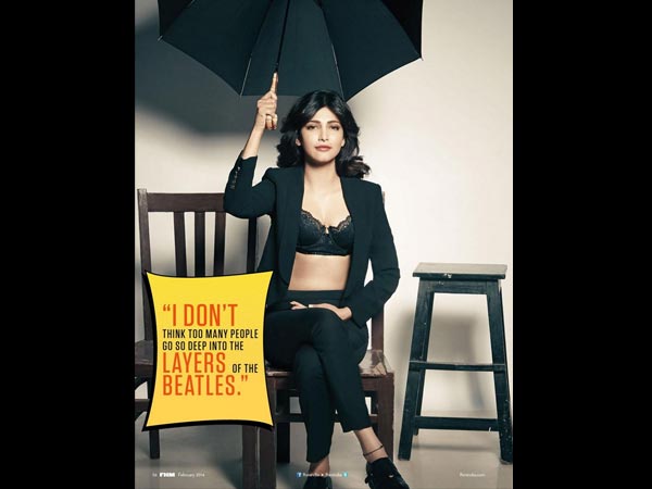 கருப்பு உடையில் ஸ்ருதிஹாசன் 