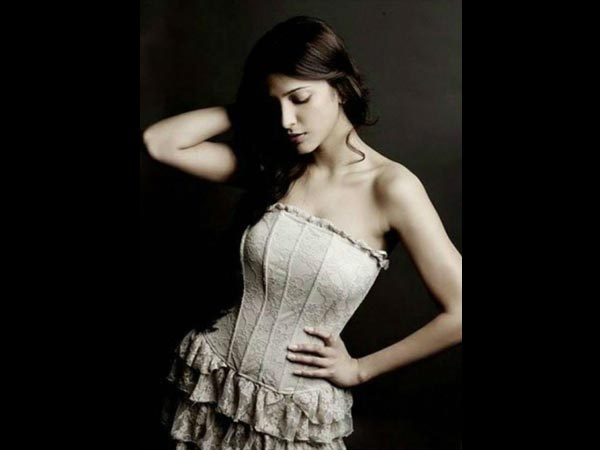 ப்ரௌன் நிற கவுனில் ஸ்ருதிஹாசன்