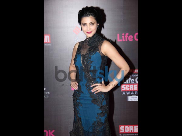 வித்தியாசமான ஸ்டைலில் ஸ்ருதி