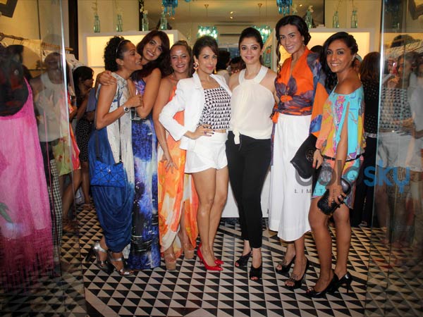 கடை திறப்பு விழாவில் மலாய்கா 