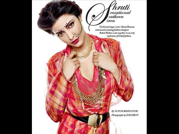 ஆரஞ்சு மற்றும் கோல்டன் நிற புடவையில் ஸ்ருதி