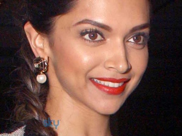 சிவப்பு நிற லிப்ஸ்டிக்